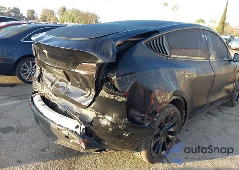 2021 Tesla Model Y Standard Range Rear-Wheel Drive z USA, uszkodzony, nr VIN 5YJYGDED4MF123194